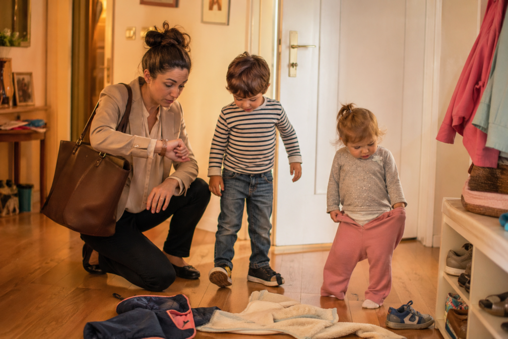 Mamma che lascia che i bambini si vestano da soli a costo della puntualità